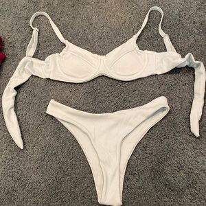 Underwire bikini, removable pads, adjustable straps
